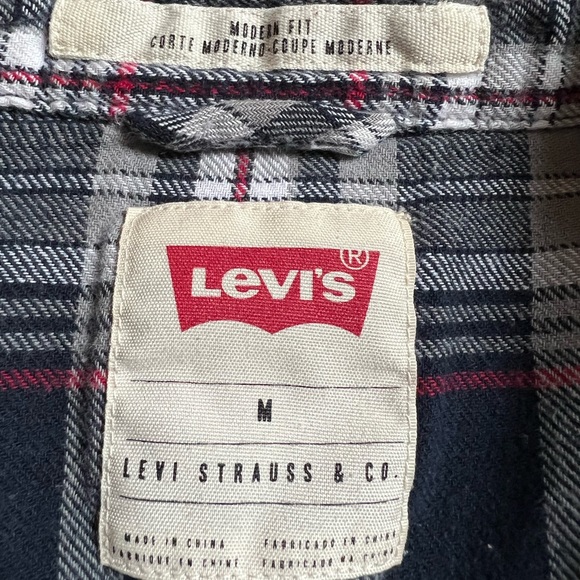 Levi’s Modern Fit Navy Plaid Snap Button Flannel   Size Medium - Picture 3 of 8